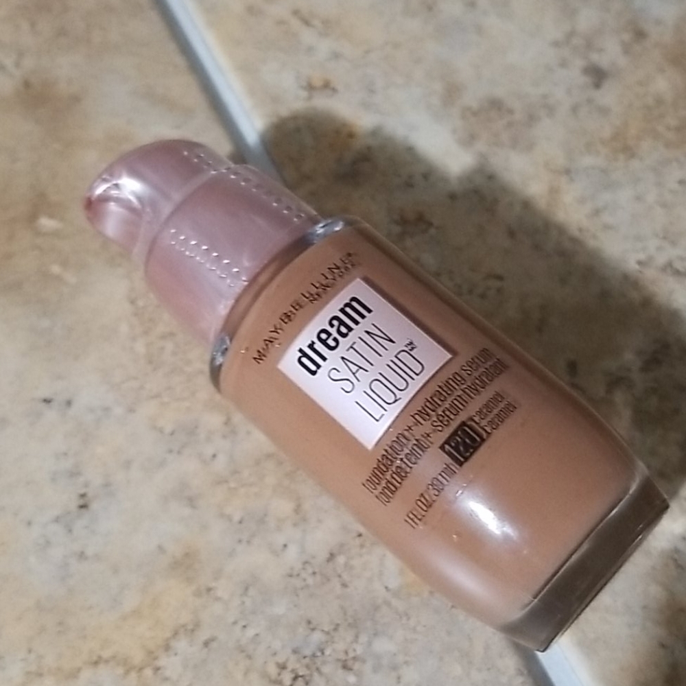 4/25 bundle item. Maybelline Liquid Foundation in Caramel